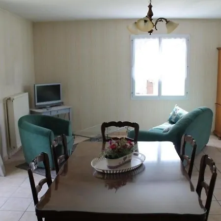 Maison La Roche-posay, 4 Pièces, 6 Personnes - Fr-1-541-27 Hébergement de vacances